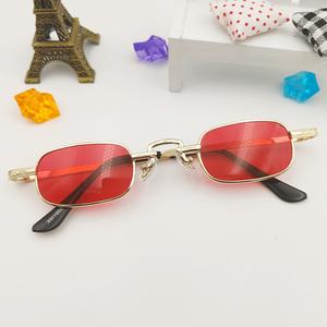 แว่นกันแดดเด็ก มาใหม่ในปี 2568 สไตล์เดียวกับดาราอินเทอร์เน็ต แฟชั่นบุคลิกภาพ แว่นกันแดดทรงเหลี่ยมโลหะร้อนขนาดเล็ก