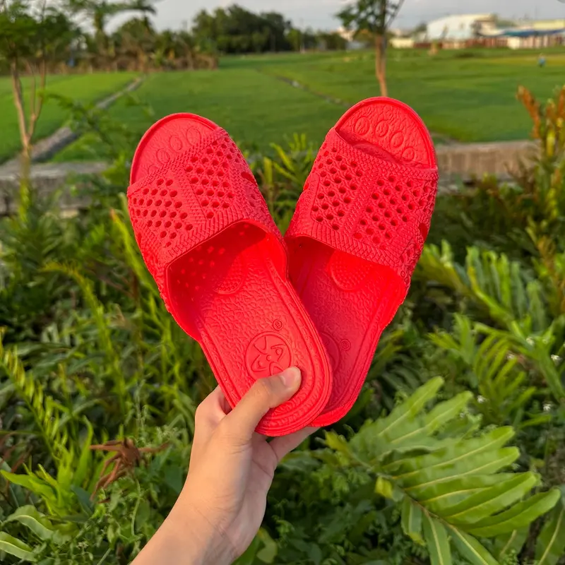 Dép tổ ong siêu nhẹ màu ĐỎ có size từ 35-43, chất liệu nhựa EVA cao cấp giúp đi êm chân và thoáng chân 2