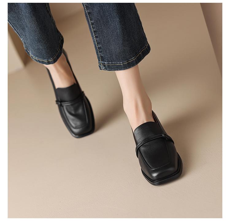 Product Introduction of 2025 Summer New Fashion Square Toe Shoes For Women Retro British Style Small Leather Shoes New Mid-Heel Single Shoes 6