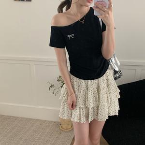 เสื้อยืดคอไม่สมมาตร แขนสั้น สไตล์อเมริกัน สำหรับผู้หญิง ฤดูร้อน มาใหม่ สไตล์น่ารักและเซ็กซี่ สาวฮอต ทรงสลิมฟิต ไหล่ปกติ ปักลาย เสื้อสั้น เทรนด์ Ins