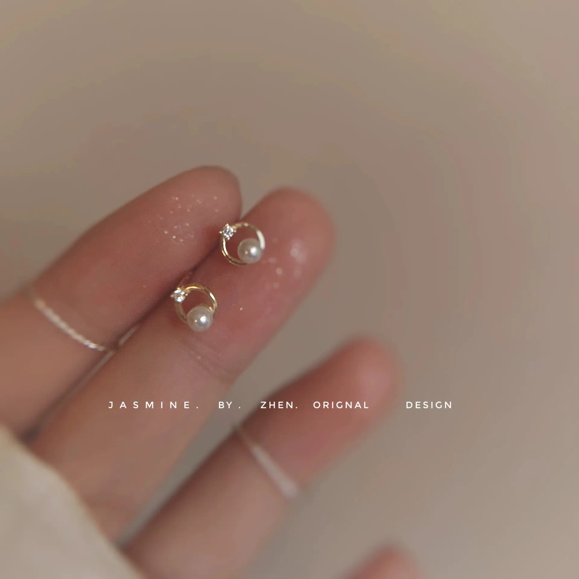 No need to pick it up when sleeping, simple, small, mini, small circles, earrings, women's daily commuting, versatile personality, small earrings and ear accessories.