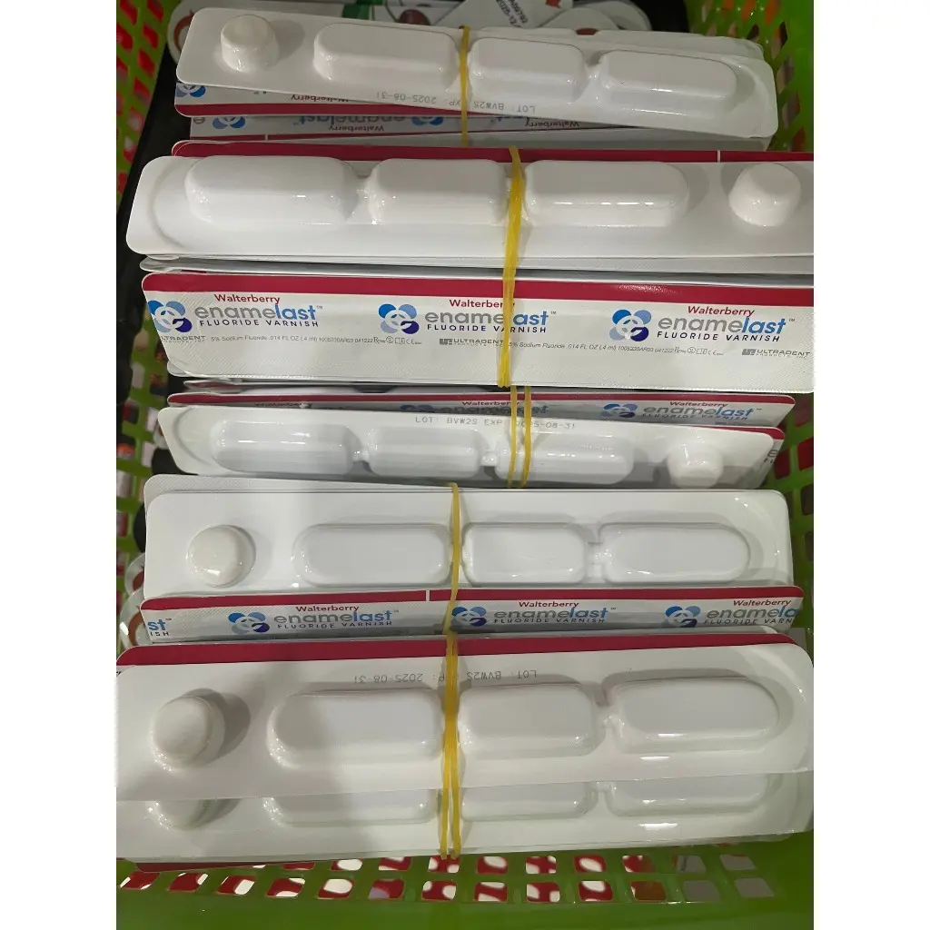 Kem ngừa sâu Răng Vecni Flour viền đỏ -Enamelast Fluoride Varnish-Giảm ê buốt, sâu sún răng KHÔNG CẦN CÁCH LI NƯỚC BỌT.'