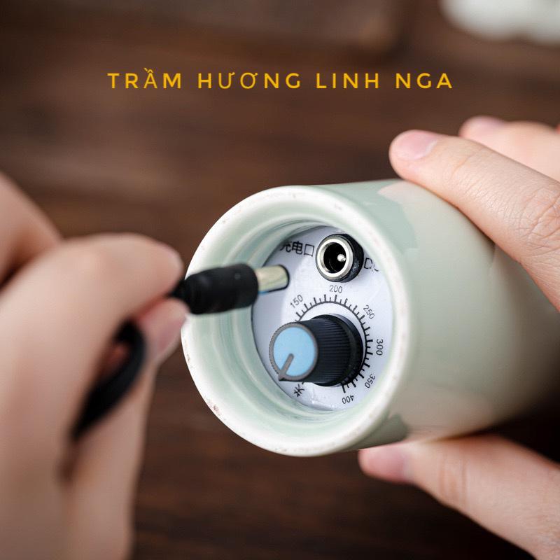 Product Introduction of Lư xông trầm hương bằng điện di động, có chế độ xạc pin như , thời lượng sử dụng lên tới 25 giờ, nhiệt độ cao lên tới 400°C. Chất liệu gốm sứ cao cấp cách nhiệt, tiện lợi khi mang đi xa ( QUÀ TRI ÂN: Hũ 5gram dăm kì Hải Nam)   ) Dầu Thơm Phòng Dầu Thơm 6