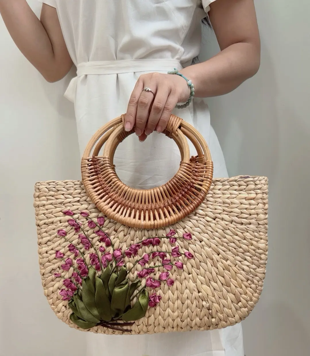 Túi lục bình bán nguyệt vuông quai mây size 33x12x23cm Túi xách không chỉ tiện dụng, đựng được nhiều đồ đạc mà còn là vật decor đẹp mắt cho các nàng checkin trong những bức ảnh sống ảo của mình.