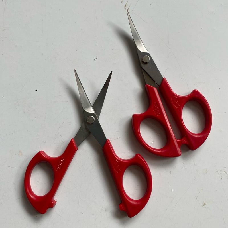 Combo 2 kéo mũi cong (mẫu mới). Kéo cắt lông gà, bấm cắt tích gà chọi siêu bén. Kéo mũi cong mẫu mới lưỡi kéo dài và cong hơn.