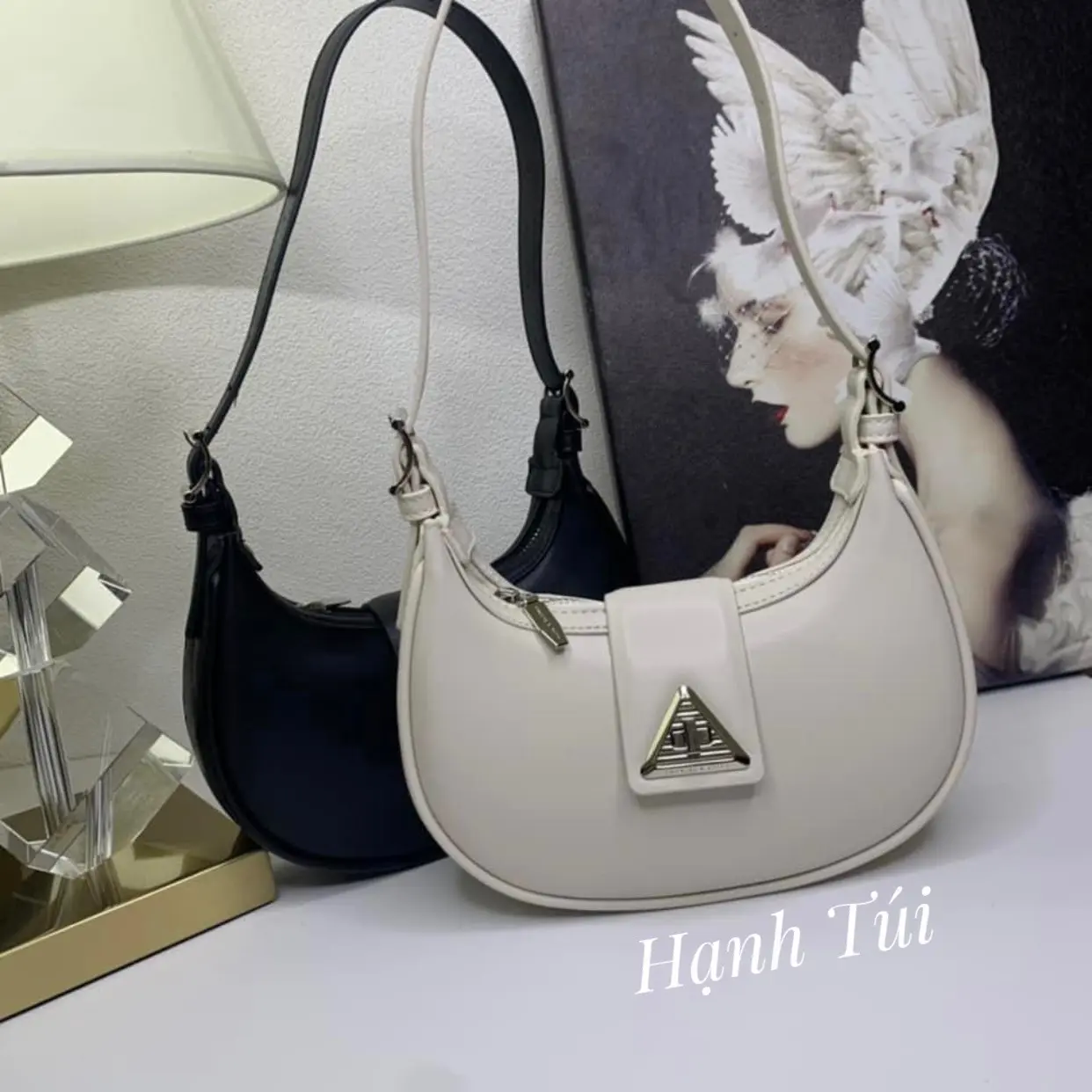 Túi đeo vai khoá tam giác kèm dây đeo chéo Da Nữ Bag Kem