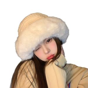 หมวกผู้หญิงพร้อมส่งปี 2025 หมวกฤดูใบไม้ร่วงฤดูหนาวทันสมัยสีพื้นหมวกชาวประมงขนนุ่มป้องกันความหนาวหมวกป้องกันหูอบอุ่นดีไซน์แฟชั่นที่ทันสมัย