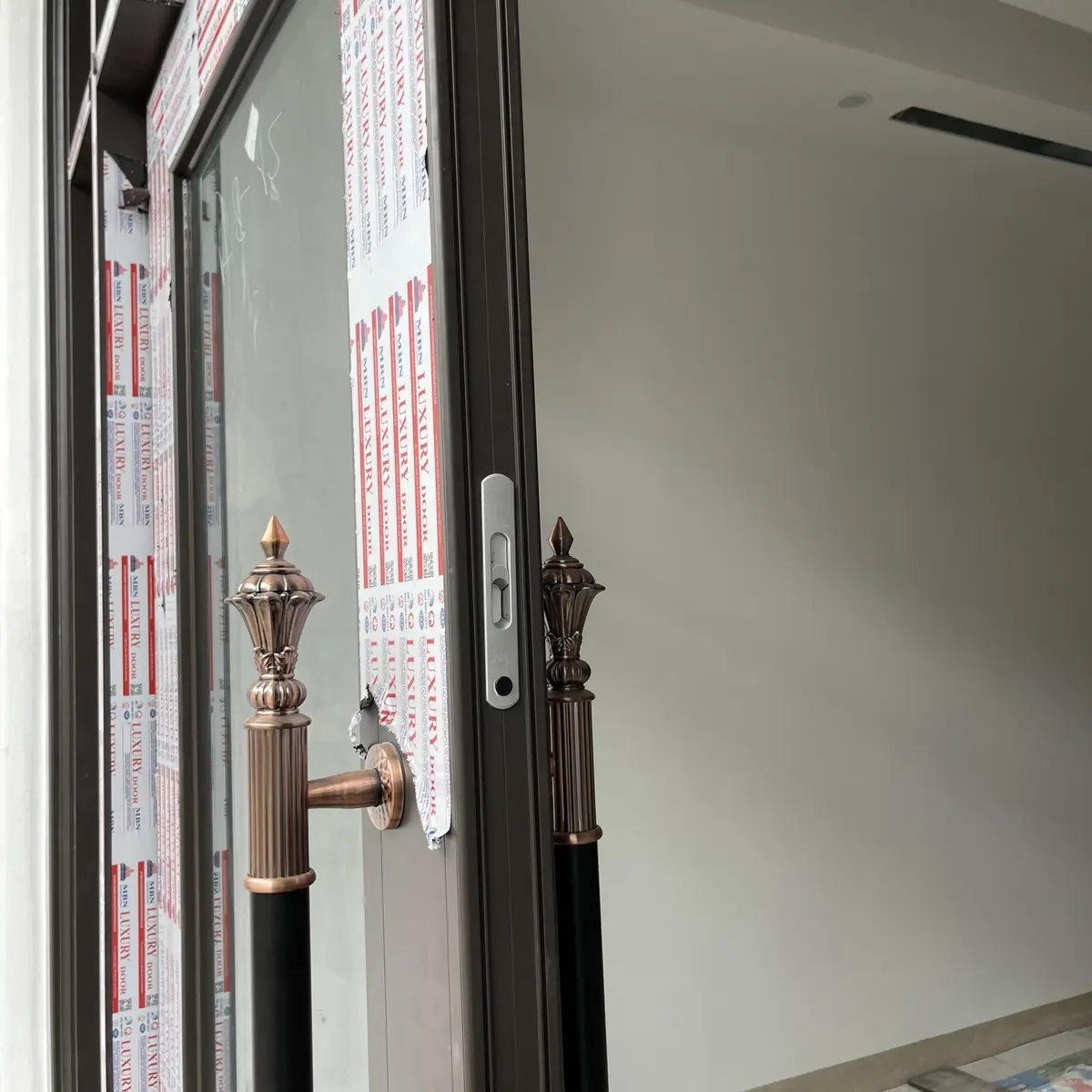 Chốt âm cánh phụ cửa nhôm thủy lực, cửa sắt hộp dài 90cm màu bạc và đen