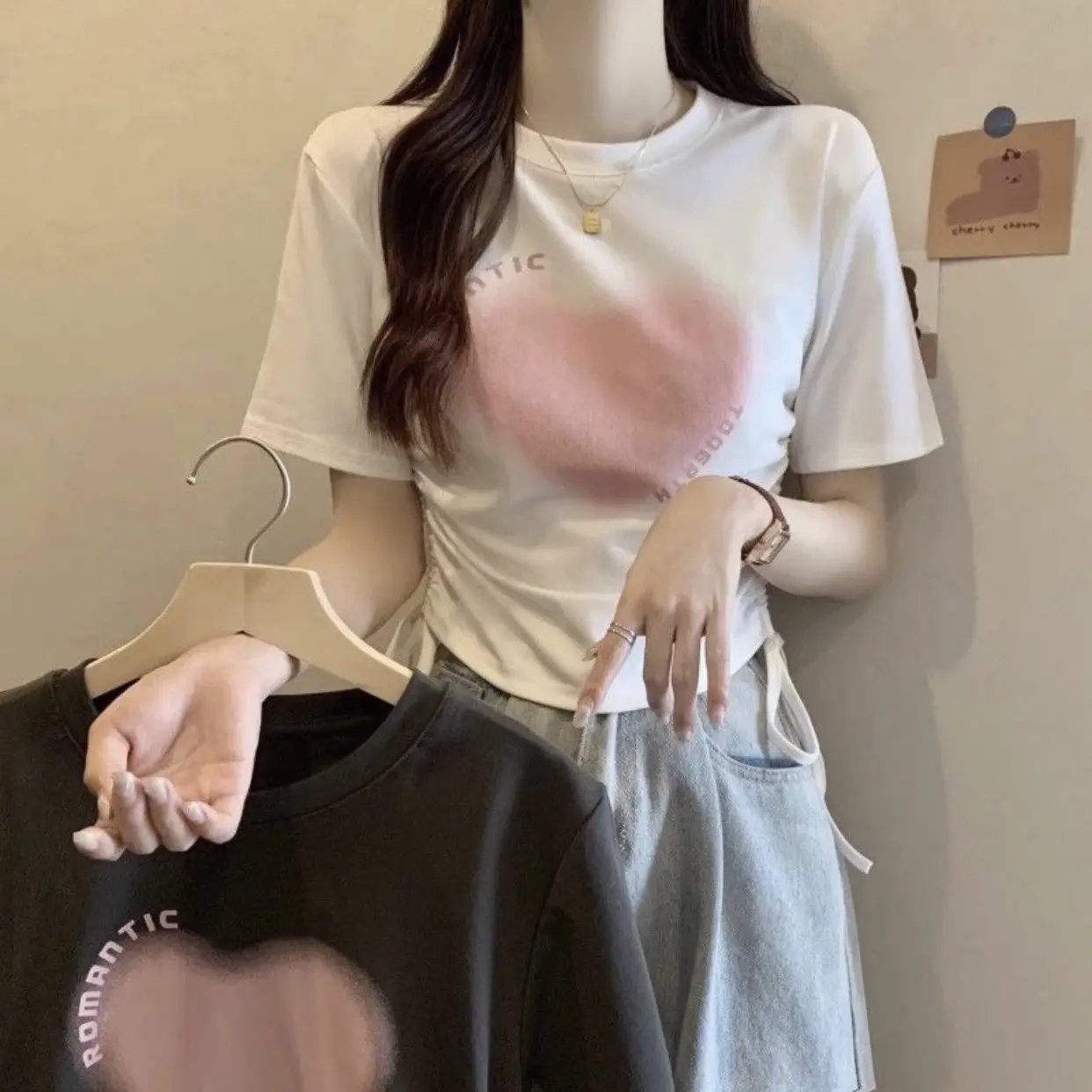 Áo Croptop có dây rút 2 bên in trái tim hồng Romantic 2 màu đen trắng