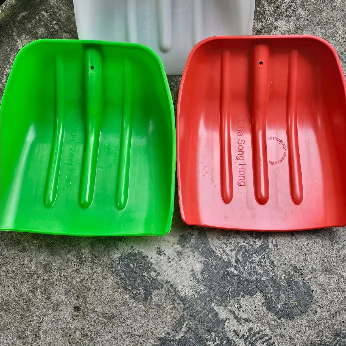 Xẻng nhựa xanh, đỏ cỡ lớn chuyên xúc thức ăn gia súc, xúc cỏ, hạt nhựa , hót rác... siêu dẻo dai
