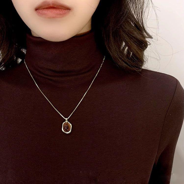Product Introduction of 2025 Popular Amber Twin Golden Sweater Necklace for Girls Autumn and Winter New Light Luxury High-Grade Sense Niche Sweater Chain 6