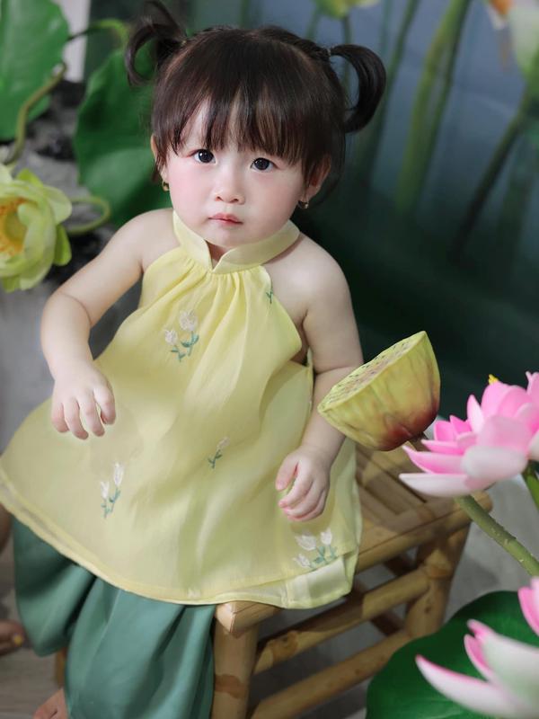 Set yếm mẹ con vàng lông gà thêu nhẹ nhàng xinh xỉu 8