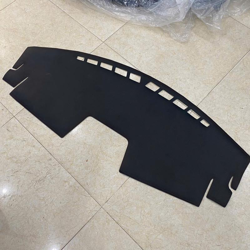 Product Introduction of Thảm taplo da carbon Vinfast VF3 2023 2024 màu đen, đế chống trượt 7