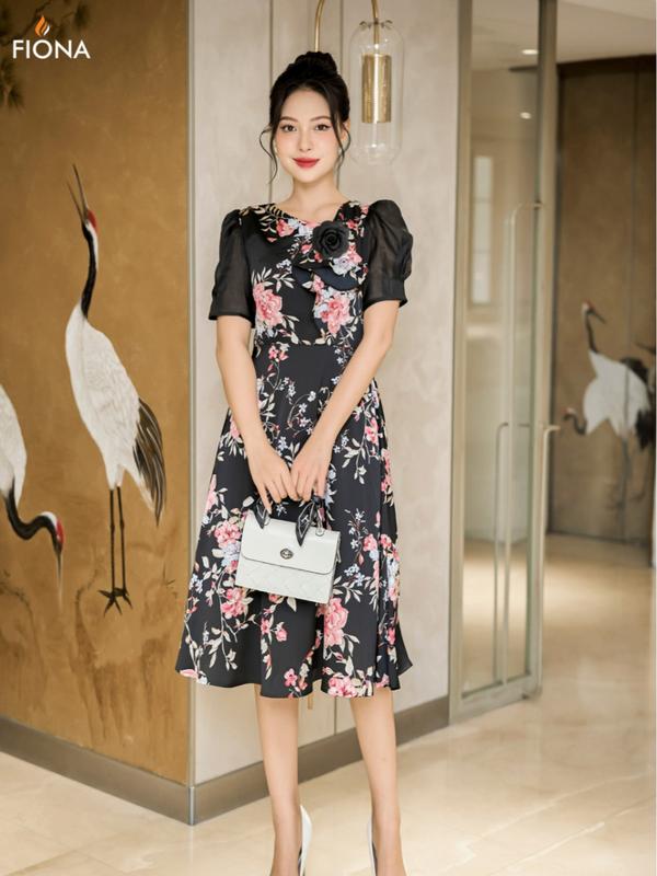 Fiona Đầm hoa hồng dáng xòe cổ tim bèo lệch hoa cài cổ trang trí F413155 Nữ Women Dress