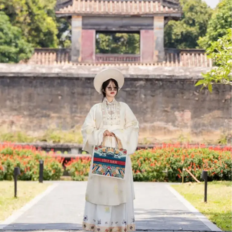 Túi Vải Đay Phấn Nụ Hoàng Cung Vintage Mang Phong Cách Cổ Điển Và Hiện Đại, Hoa Văn Độc Đáo và Lưu Giữ Nét Đẹp Văn Hoá VIệt Nam Bag Kem 4