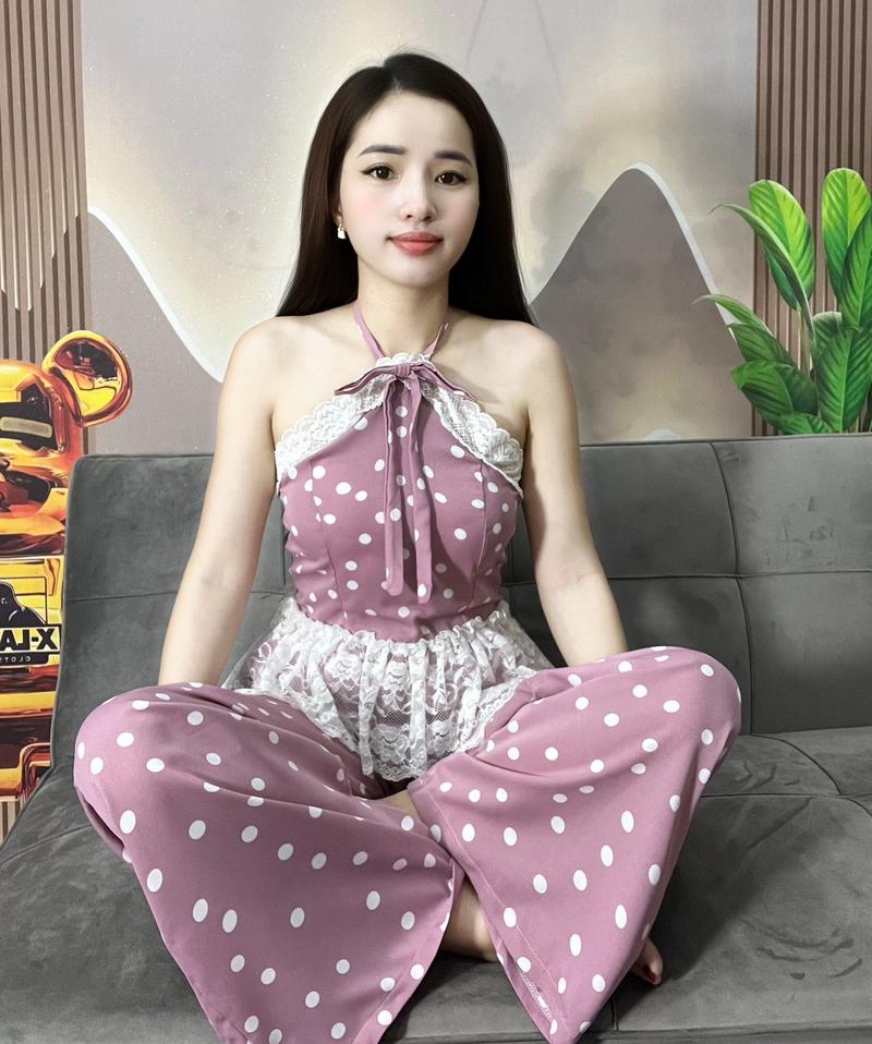 Product Introduction of Bộ lụa yếm phối ren, lụa latin mềm, mịn ko nhăn. Quần có túi freesize cho chị e từ 40-58kg Áo 7