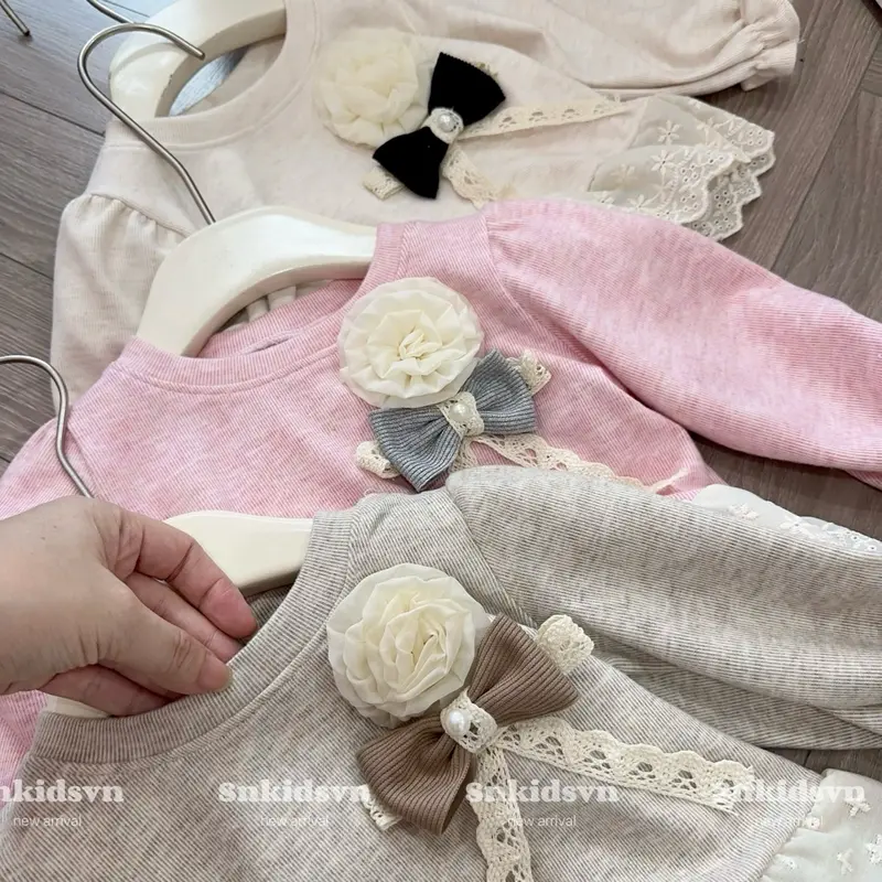 Bộ đồ bé gái áo đính HOA kèm quần ống loe phối ren xinh yêu Kem Cho Bé (10-21 kg) Heo 8