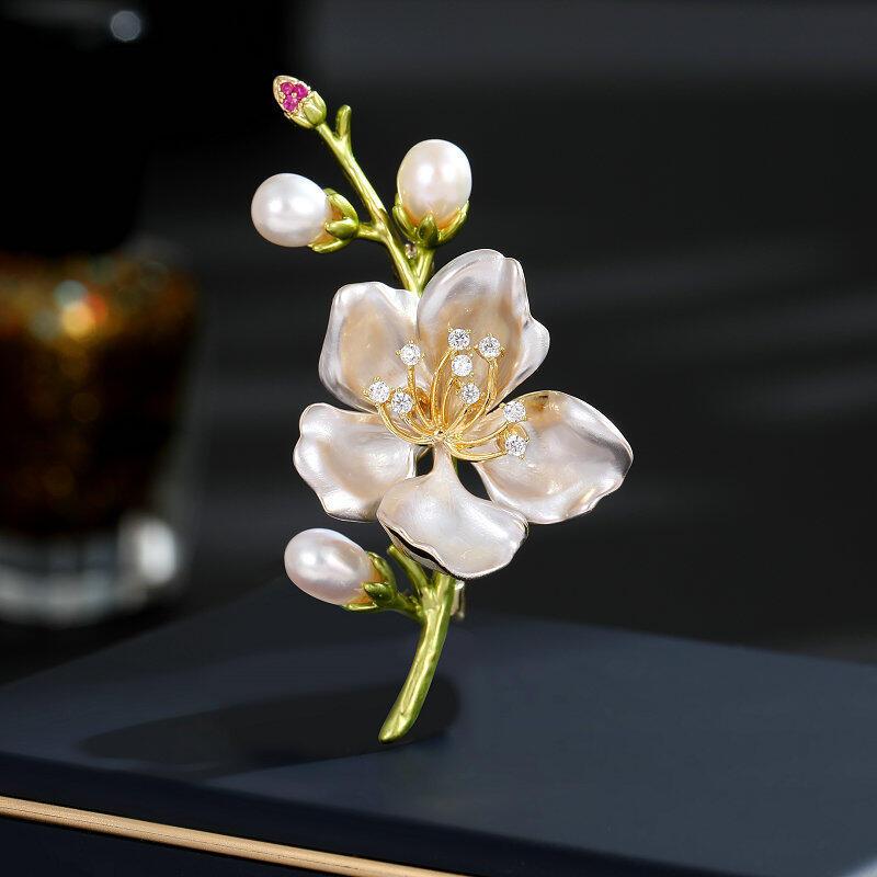 Product Introduction of Elegant Chinese style dress, cheongsam, chest flower, freshwater pearl, multi-purpose anti glare magnolia, high-end brooch 5