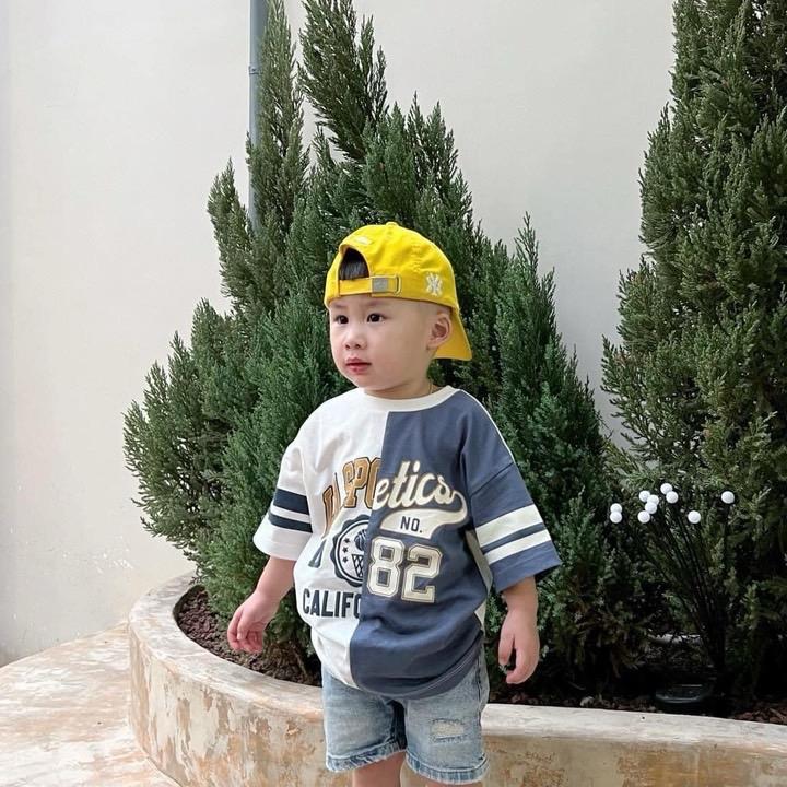 Bộ áo thun hình chữ và số 82 kèm quần jean phối rách đầu gối phong cách cho bé trai (8-26kg)