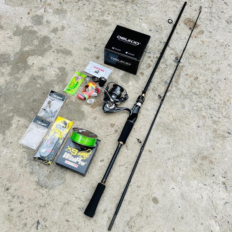 COMBO MÁY CÂU CÁ DEUKIO DA ĐỨNG HS-SV CẦN DAIWA NỘI ĐỊA đại ngáo chuẩn trung không có chữ daiwai ở góc KẾT HỢP MÁY DEUKIO DA kèm khóa và leader