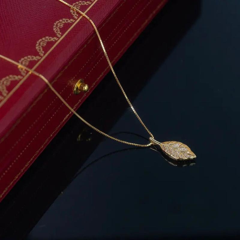 Product Introduction of Fashionable Golden Leaves Titanium Steel Necklace for Women Entry Lux Elegant Advanced Simple Clavicle Chain No Fading No Blackening for Girlfriend Girlfriend Wife Gifts for Moms 8