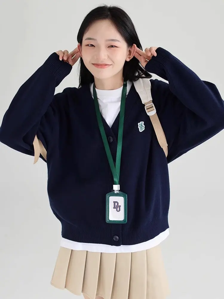 Áo khoác len cardigan cài cúc họa tiết thêu chữ DESU nổi dành cho nữ