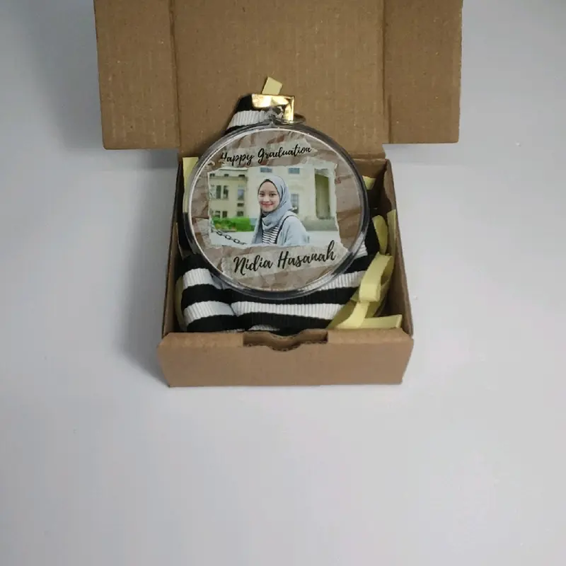 Kado Wisuda Medali Custom foto dan nama sendiri murah harga sudah termasuk box hampers 8