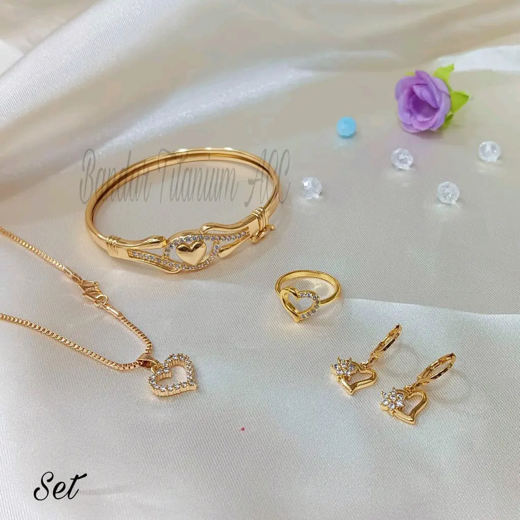set perhiasan wanita motif love tercantik dan elegan titanium anti luntur  perhiasan  Kulit