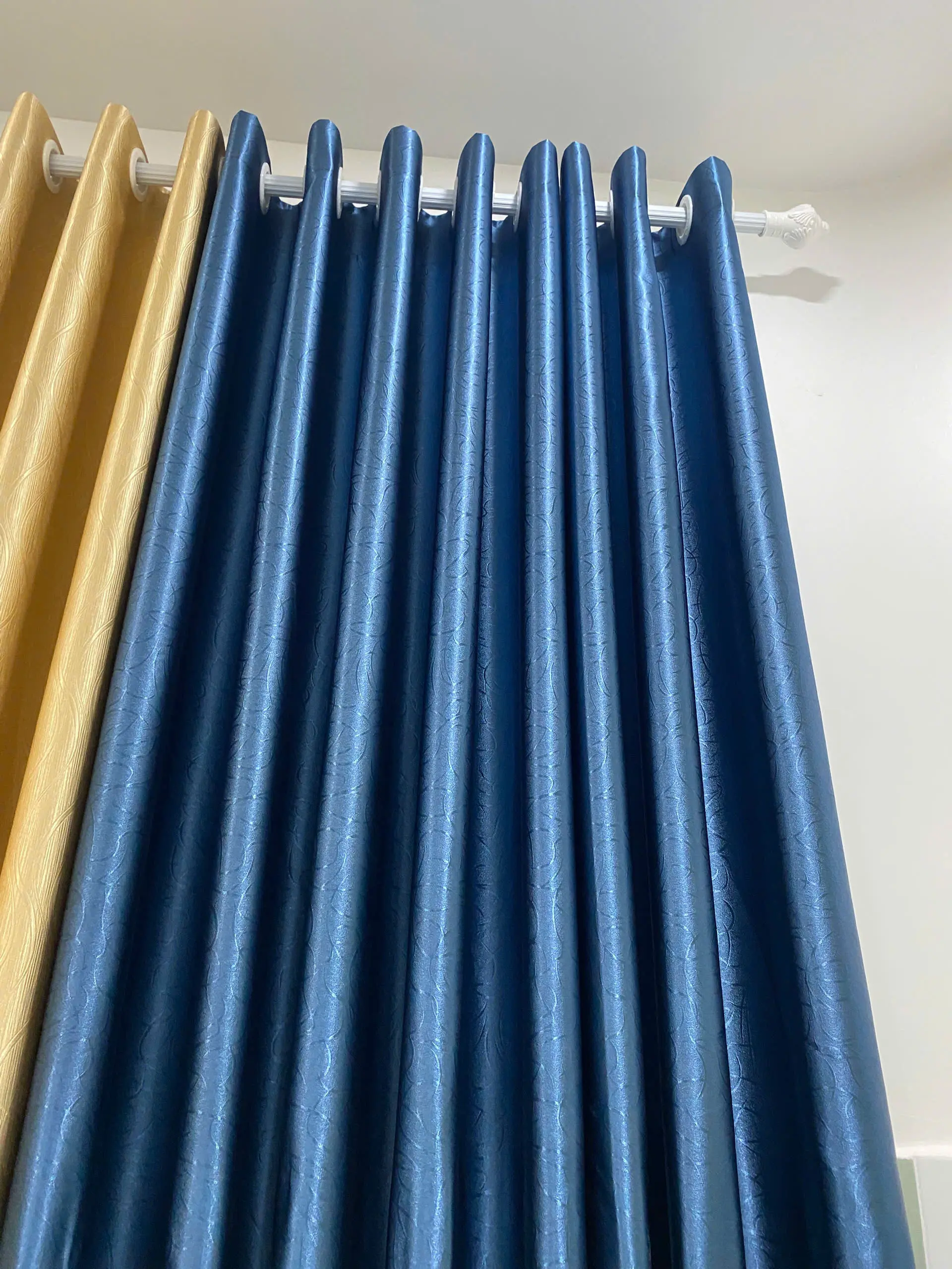 Rèm gấm trơn màu xanh blue dày dặn cản nắng, cản sáng, ngăn lạnh 95% (Giá met căng thẳng , chưa bao gồm thanh treo)