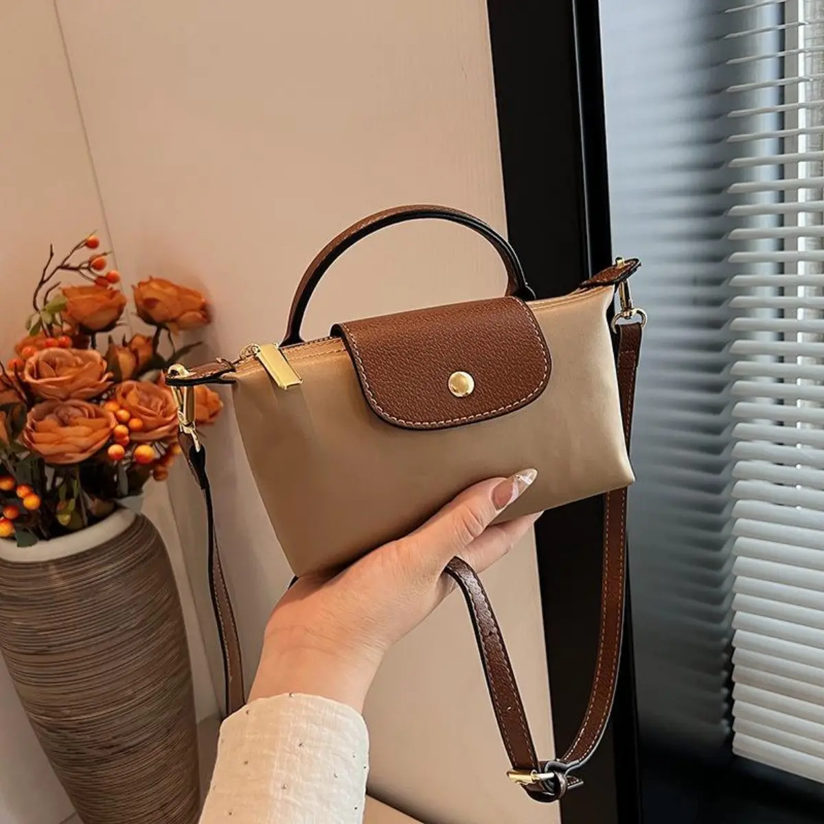 Retro Fashion Joker Handbag Shoulder Slung Hand Carrying High Sense Jiaozi Bag.
