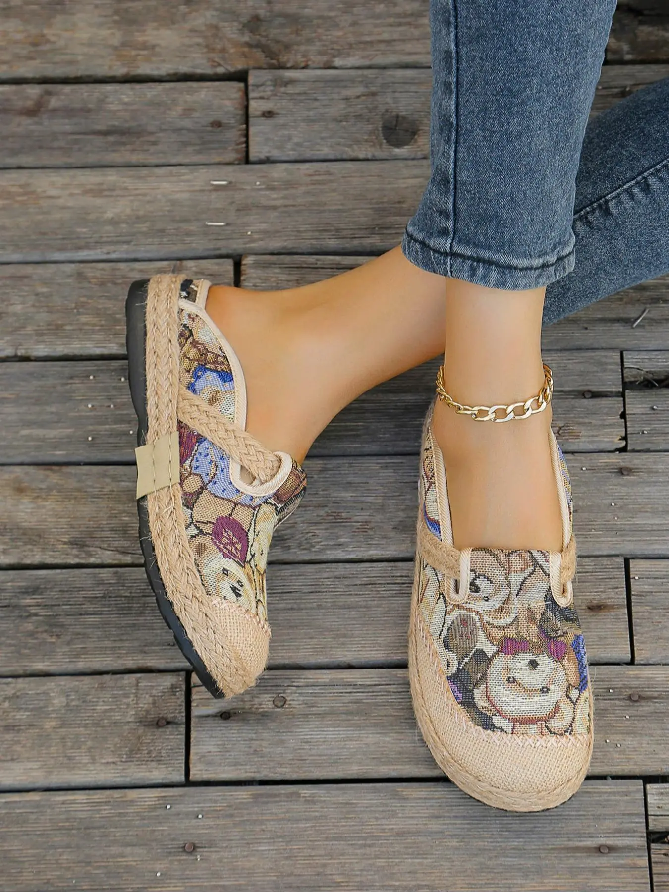 Women's Cartoon Bear & Striped Pattern Slip on Soft Flat Sandals, Casual Comfortable Breathable Round Toe Slip on Sandals for Daily Wear, Non-slip Walking Shoes