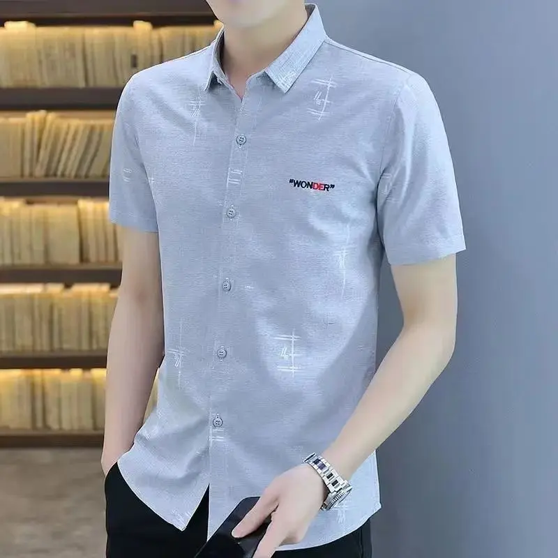 Áo Sơ Mi Lụa Lạnh Dành Cho Nam Giới, Ngắn Tay, Phong Cách Hàn Quốc, Mỏng Vừa Vặn, Thích Hợp Cho Mùa Hè, Phong Cách Thường Ngày Đẹp Trai, Áo Sơ Mi Tay Lửng Áo Thời Trang, Quần Áo Hàng Đầu, Năm 2024