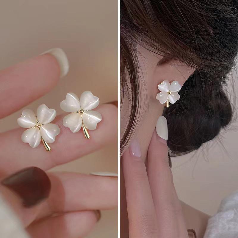Product Introduction of Fashion Elegant Luxurious Four Leaf Clover  Stud Earrings For Women  Party Accessries Gifts 11