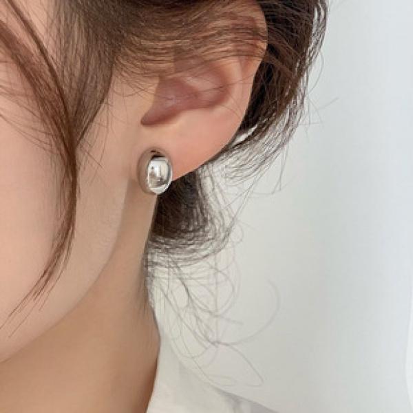 Product Introduction of S925 Silver C- Shaped Earrings Female South Korea Elegant High Sense Online Red Light Surface Ear Ring Ins Niche 2022 New Fashion 15