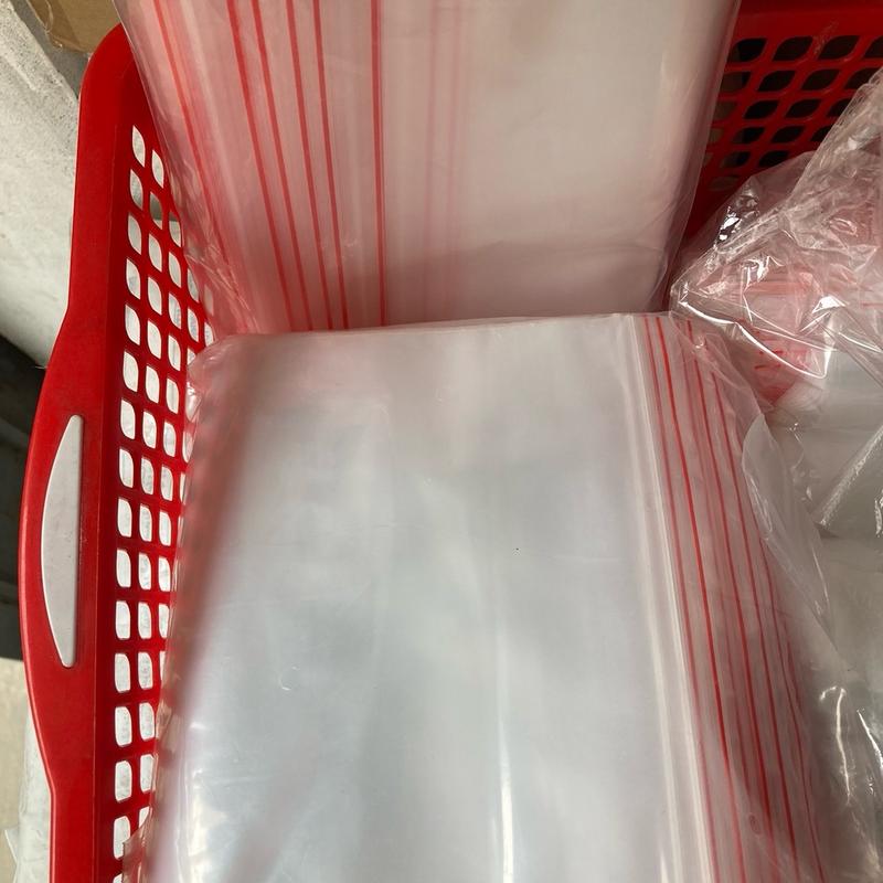 1kg túi zip chỉ đỏ . có kích thước 6×8,5cm đựng nước chấm và thuốc tây chia liều 3
