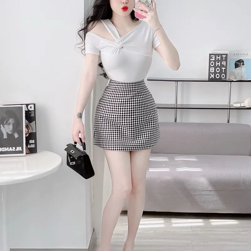 áo thun croptop nữ trể một vai xoắn ngực tay ngắn ôm body tôn dáng co dãn 4 chiều Top Voi Voan  áo hởvai Nhung Jean Cổ Tròn áo  lệch màu đỏ đô 6