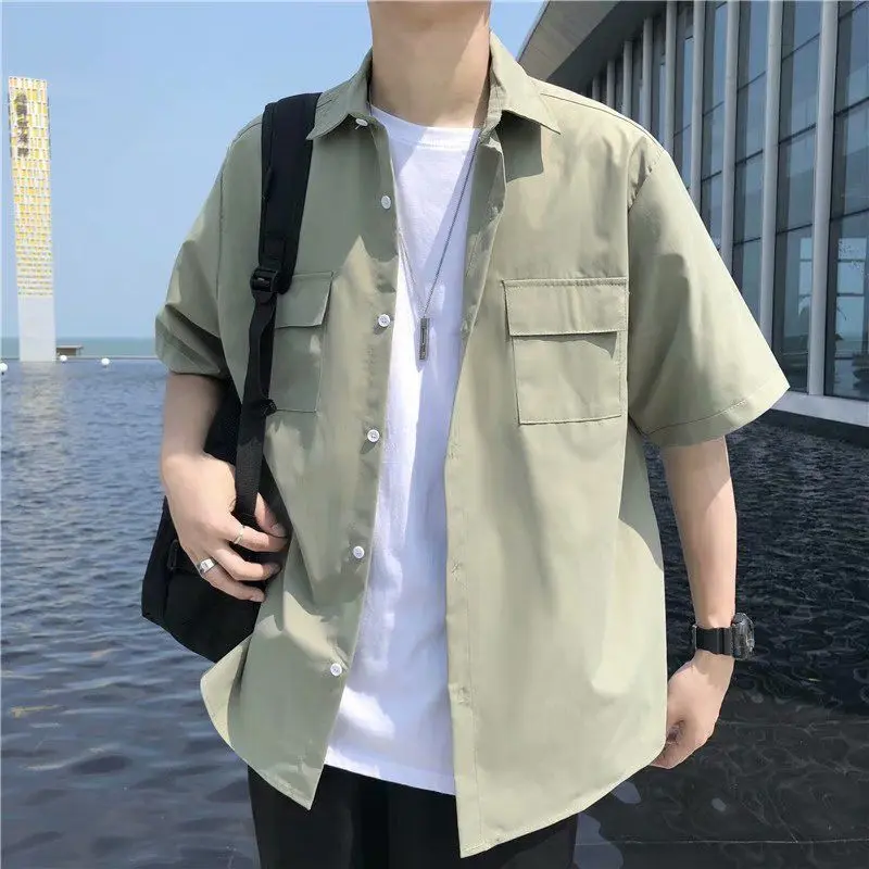 เสื้อเชิ้ตแขนสั้นสำหรับผู้ชาย สไตล์ฮ่องกง สไตล์เกาหลี สีพื้น ชุดทำงานอินเทรนด์ ชุดฤดูร้อน ครึ่งแขน สไตล์ญี่ปุ่น