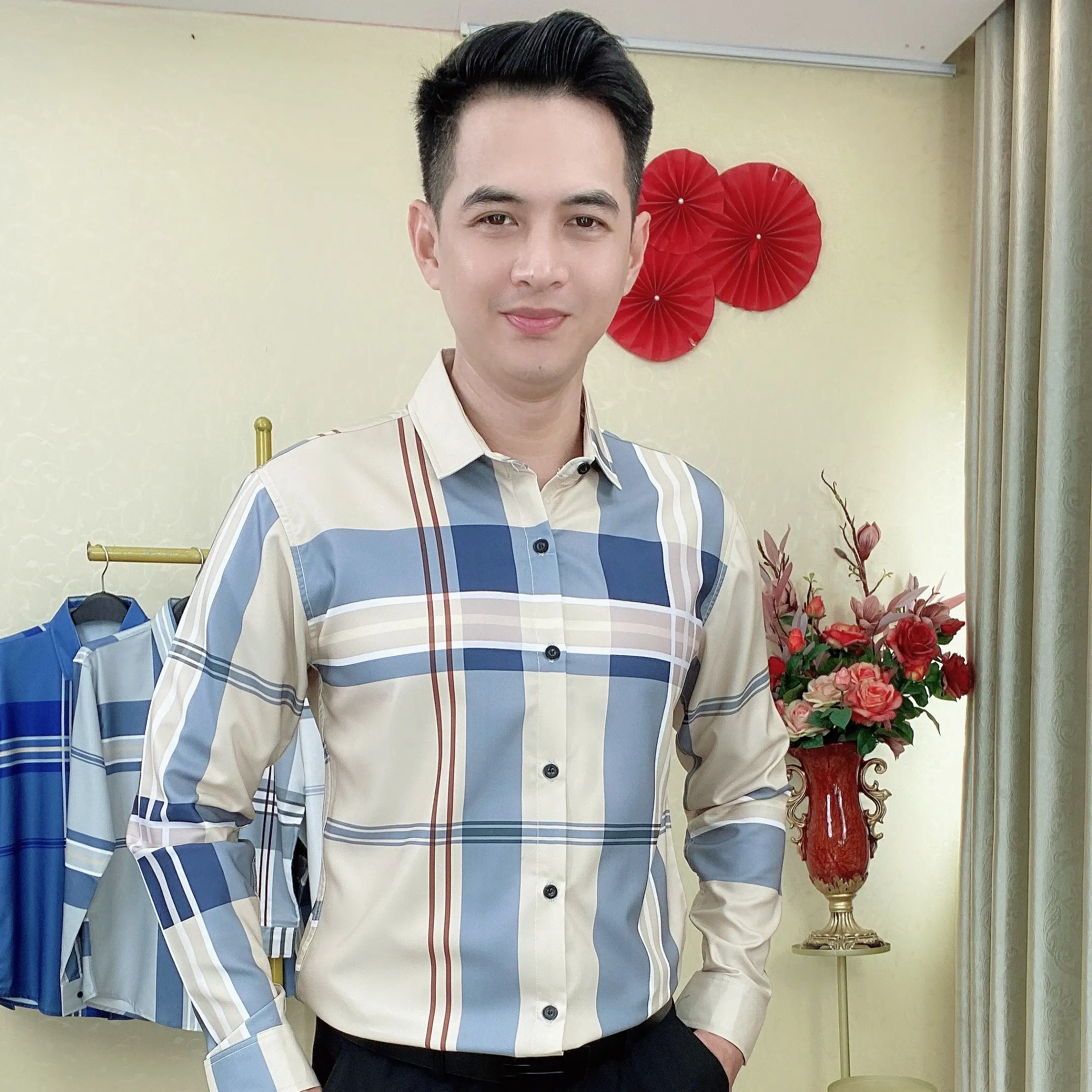 Áo Sơ Mi Nam Lịch Lãm Trẻ Trung Sang Trọng Menswear Shirt hoatiet   CÔNG SƠ ,HỌA TIẾT SỌC CARO , SANG TRONG  DÁNG XUÔNG , CHẤT LIỆU VẢI LỤA , CHỐNG NHẮN , CHỐNG XÙ , CO DÃN NHẸ , MẶC LÊN CHE KHUYẾT ĐIỂM RỐT , TÔN DÁNG , TÔN MÀU DA