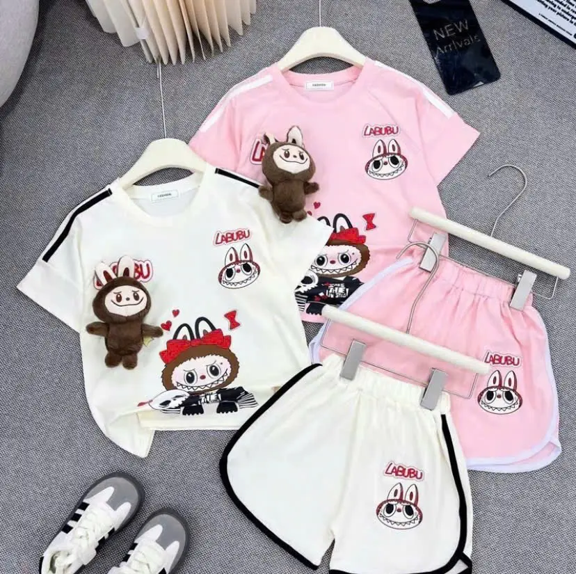 Bộ cộc tay phối viền quần Đùi Labubu - in hình 5D hoạ tiết xinh xắn dành cho bé gái 9-45kg có thể giặt máy