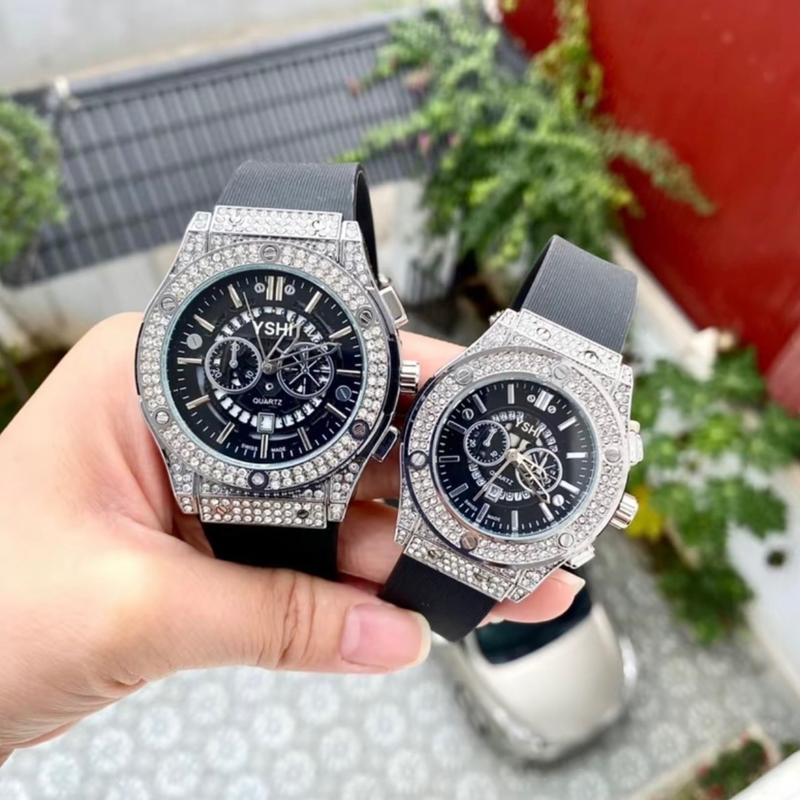 YSHI Đồng Hồ Thời Trang Nam Nữ H6012 Đính Đá Luxury Mặt Giả Cơ, Dây Silicon, Chống Xước, Tặng Kèm Pin Dự Phòng, Tặn Pin + Hộp Đeo Tay Watch