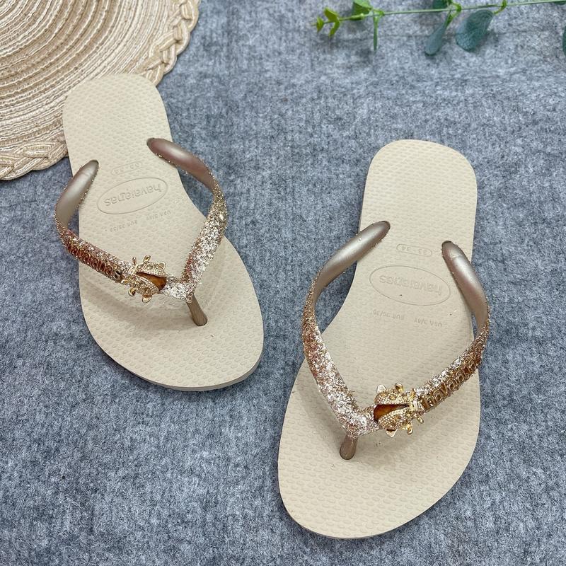  Havaianas - Dép Kim Tuyến Quai Màu Gold Kèm Charm Cho Nữ Chất Liệu Cao Su Non Đàn Hồi Tốt Lâm Trân. 