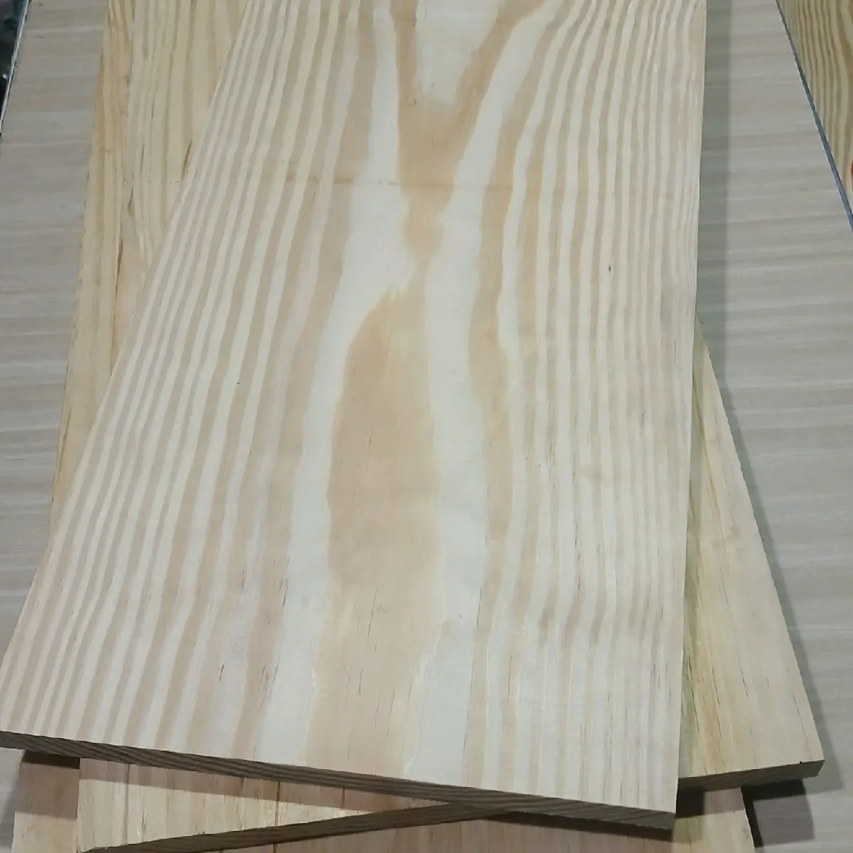 tấm gỗ thông.kt mặt 22cm x dài 50 x dày 1,3cm.