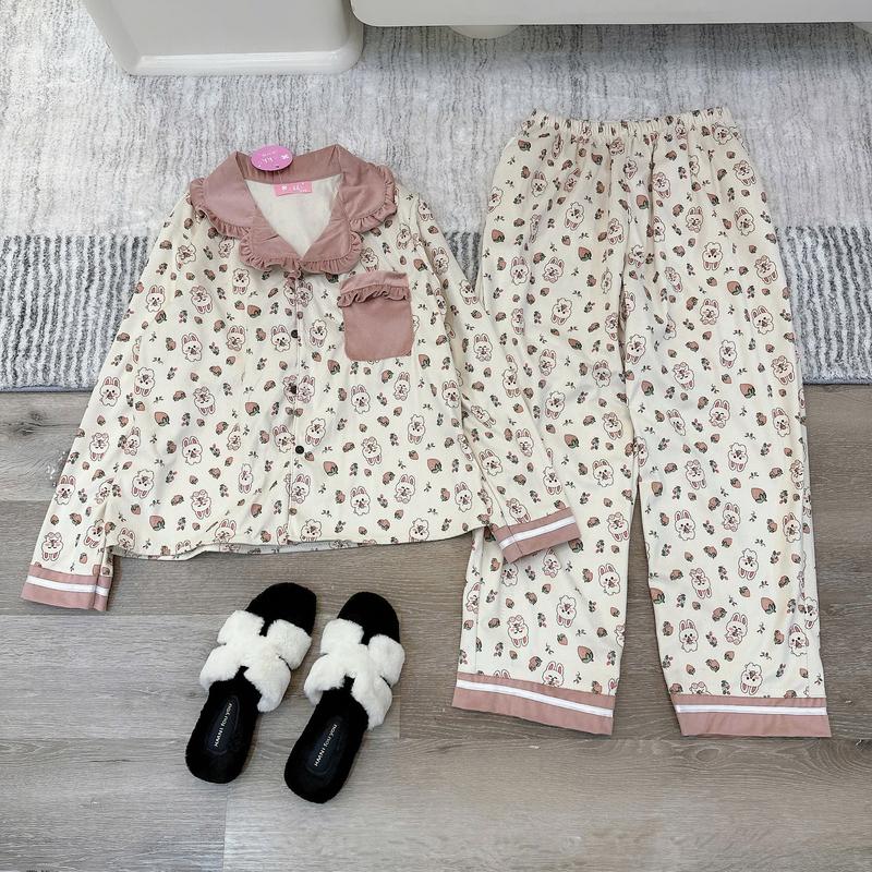  Bộ đồ ngủ mặc nhà nữ Hh áo tay dài cổ pizama cao cổ bản to trơn 1 màu phối viền bèo bên trái ngực có túi áo quần cạp chun xuông rọing hoạ tiết con thỏ dâu in chìm chất liệu Nhung Tuyết dày dặn mềm mướt mặc ấm thích hợp thu đông 