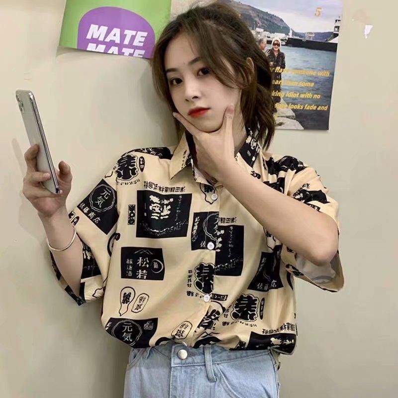 Product Introduction of เสื้อเชิ้ตแขนสั้นสำหรับผู้ชาย ทรงหลวม สไตล์วินเทจ พิมพ์ลายคำนำโชค คอปก ป้าย เหมาะสำหรับชายหาด เยาวชน และวัยรุ่น Unisex เสื้อฮาวาย 8