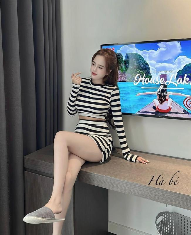 Set váy sọc thun kẻ ngang áo croptop ôm body tay dài mix chân váy ngắn tôn dáng - Kem - Nữ, Nhung Women Shirt