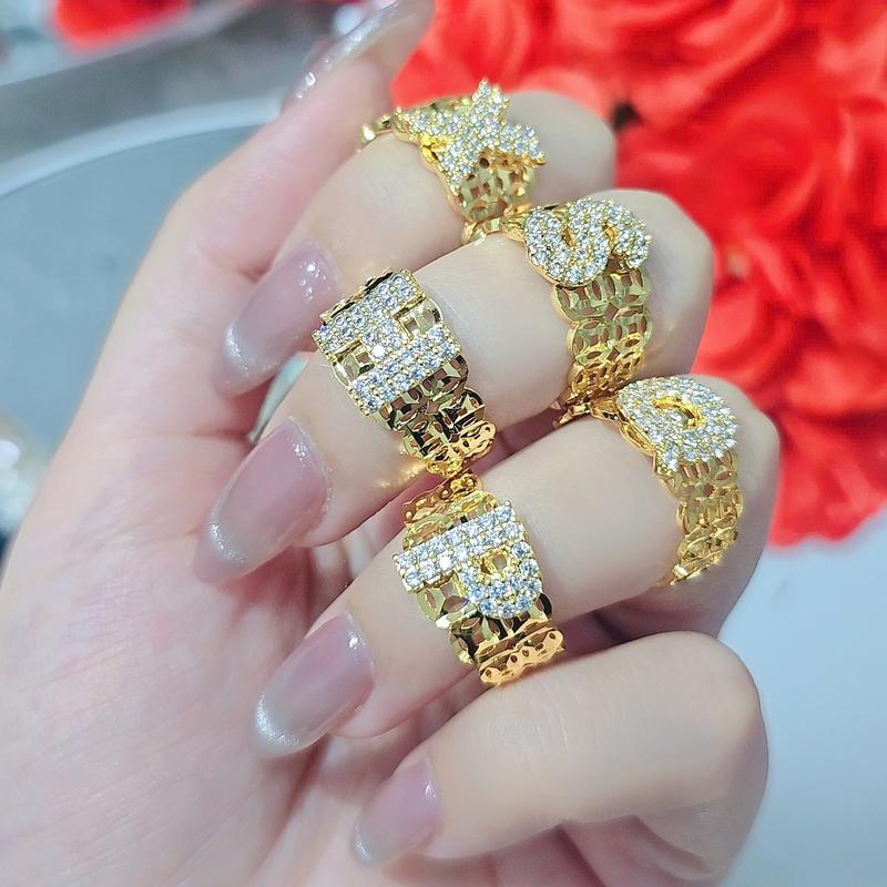 Nhẫn Kim Tiền Chữ Cái Đính Đá Chất Titan Xi Vàng Bền Màu Không Đen Hot