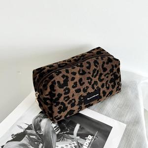 Bolsa de maquillaje con estampado de leopardo, de gran capacidad, organizador de maquillaje, bolsa versátil para almacenar productos de cuidado de la piel, bálsamo labial y brochas de maquillaje