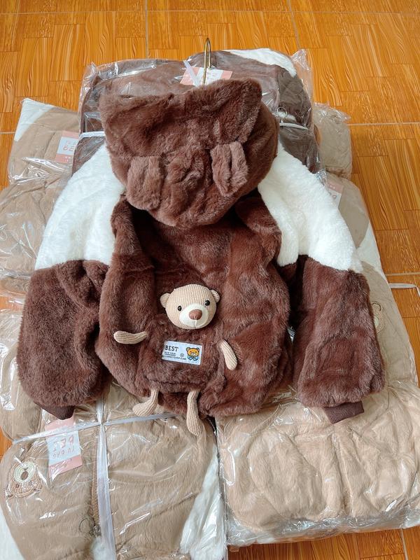 Áo khoác lông họa tiết gấu sau lưng to cho bé