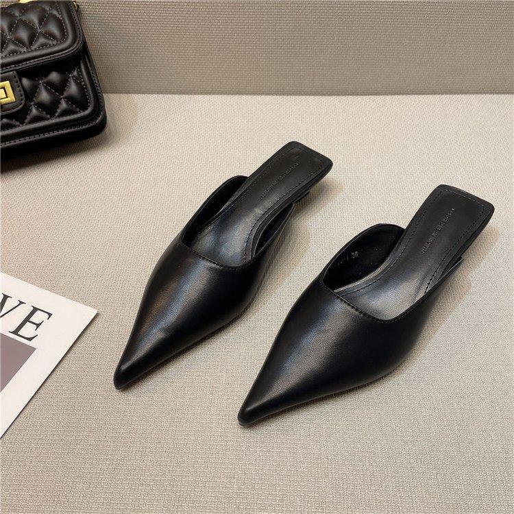 Product Introduction of A woman with pointy toes and slip-on heels 48
