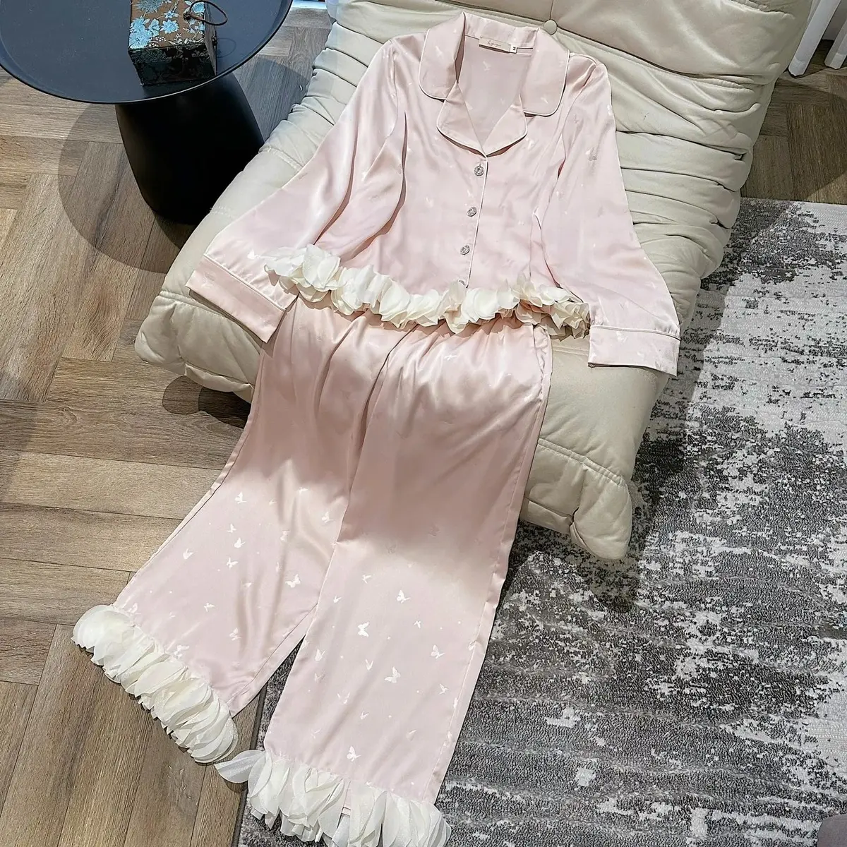 Sét pijama màu trắng quần đính cánh hoa màu hồng , kem